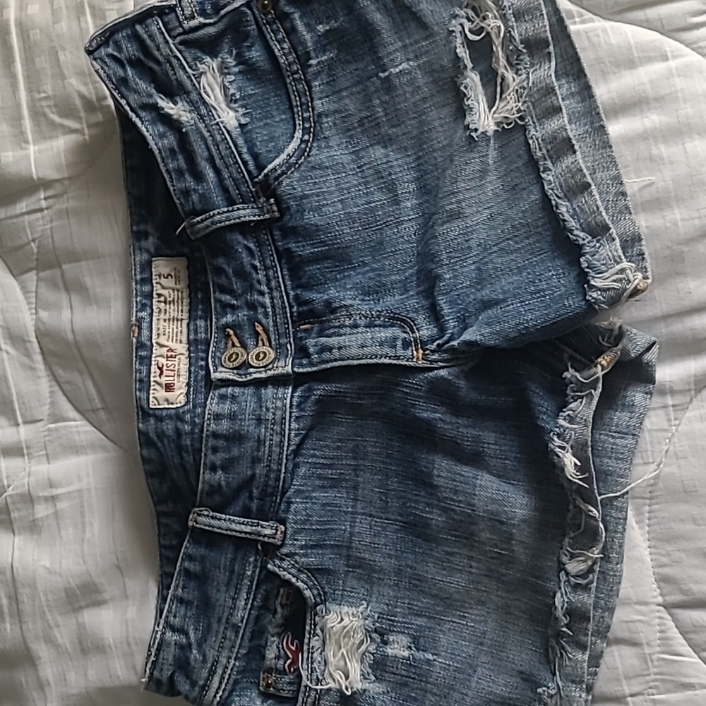 Euc Hollister distressed jean shorts (SS)